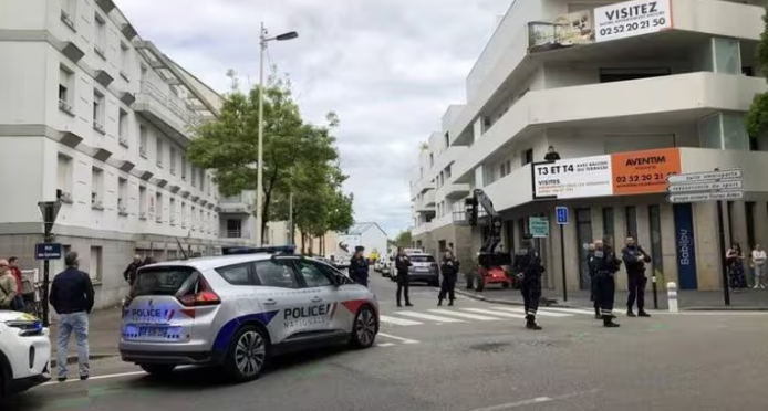 Një i vrarë e tre të plagosur nga një sulm me thikë brenda një shkolle në Nantes të Francës