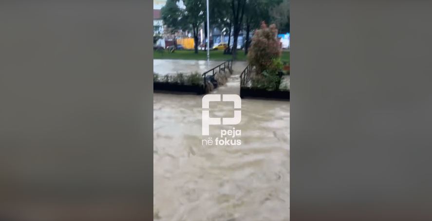 Vërshime në Pejë nga reshjet e mëdha të shiut (VIDEO)
