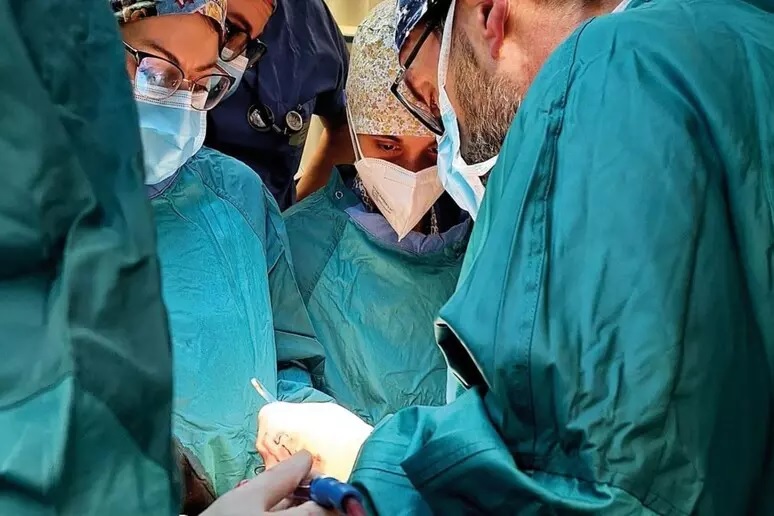 Pacientit në Itali i hiqet tumori prej 40 kg
