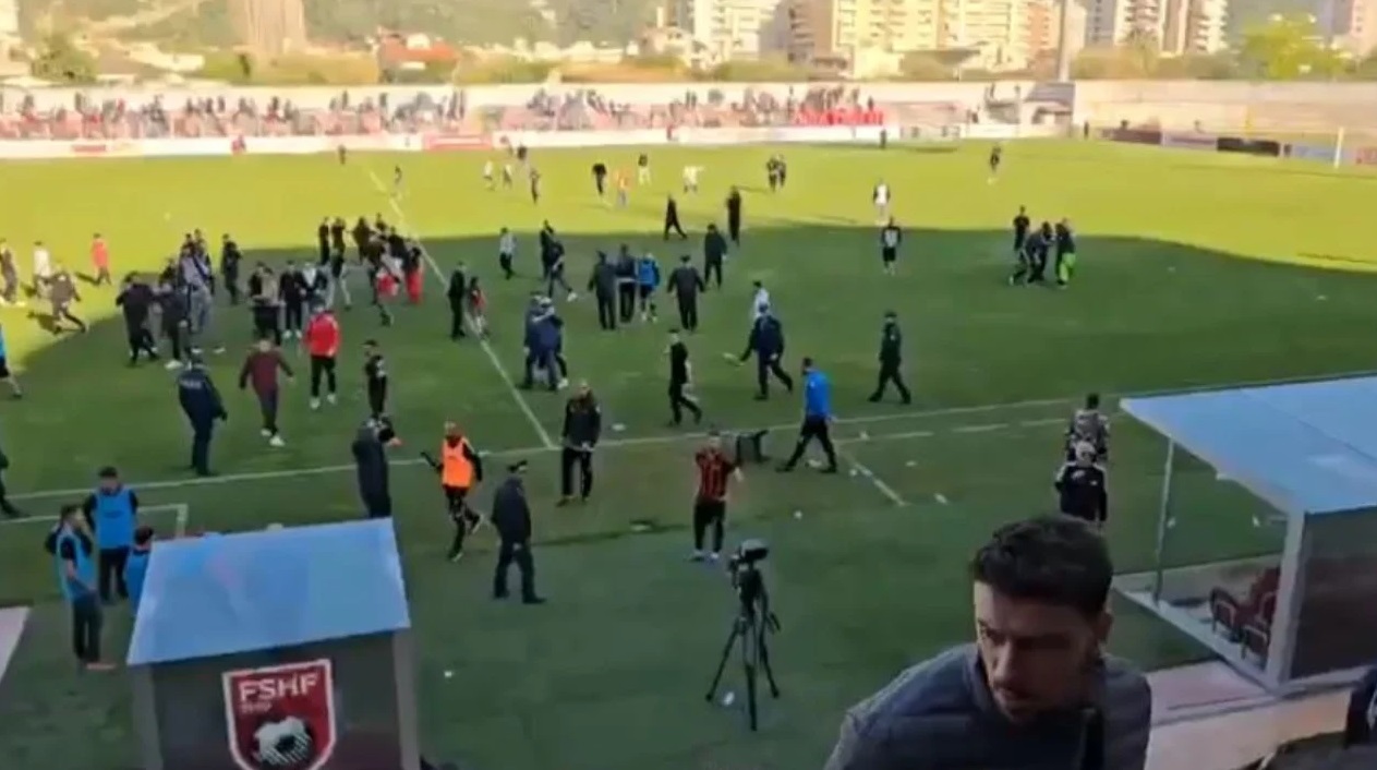 Tension në Vlorë, tifozët futen në fushë pas humbjes së Flamurtarit nga Besa (VIDEO)