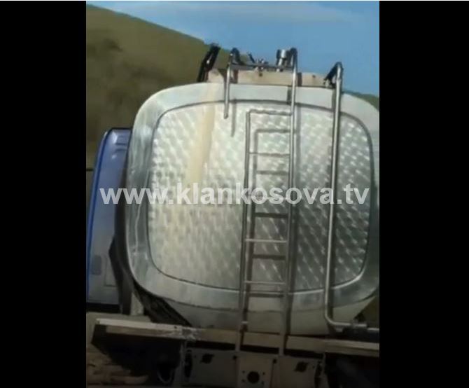 Kamioni "shpërndan" qumësht në rrugën Gjilan-Prishtinë (VIDEO)