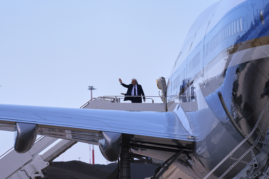 Çifti Trump largohet nga Roma