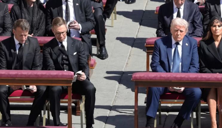 A ishte kostumi blu i Trump në funeralin e Papës një gabim diplomatik ?