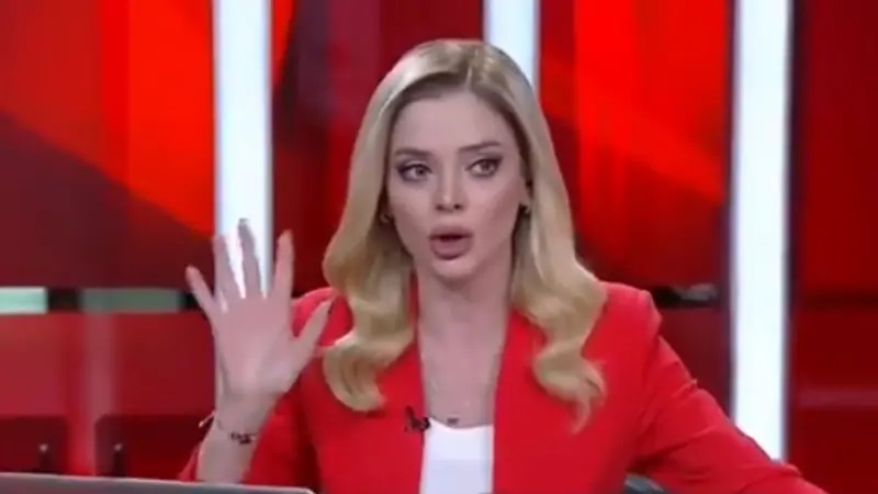 Tërmeti i fuqishëm në Stamboll, moderatorja televizive shkundet LIVE (VIDEO)