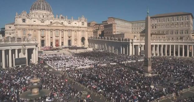 Qindra mijëra njerëz mblidhen për varrimin e Papa Françeskut