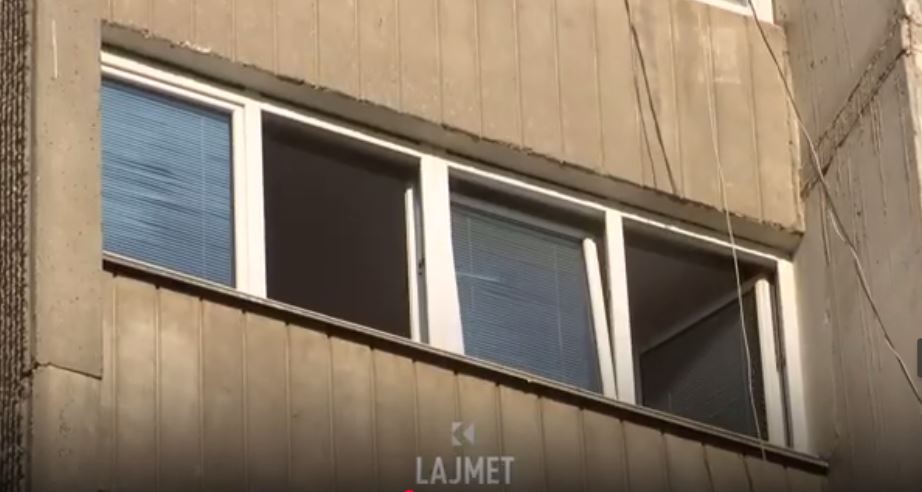 Po i lante xhamat, 26-vjeçarja bie nga kati i shtatë (VIDEO)