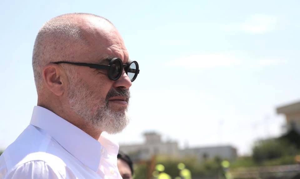 Bota e uron Ramën për fitoren historike, Kurti jo