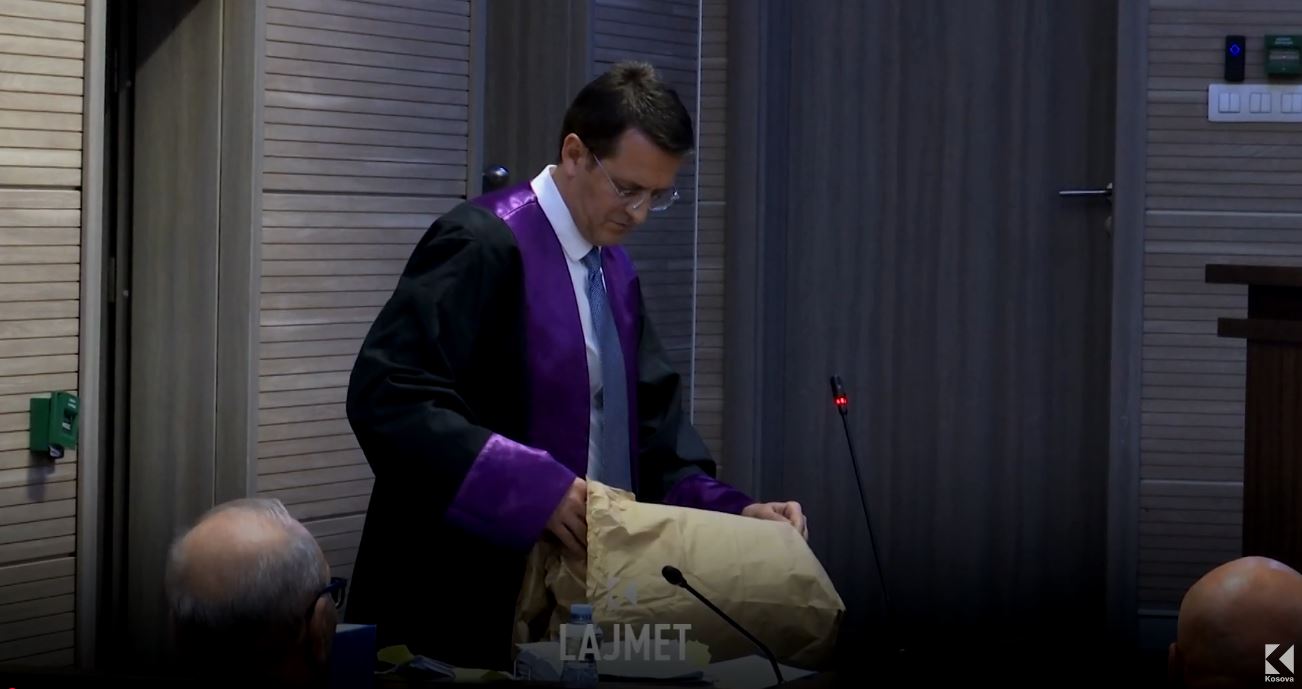 Gjykimi për terrorizëm, xhaketa “tradhton” ish policin Pantiq (VIDEO)