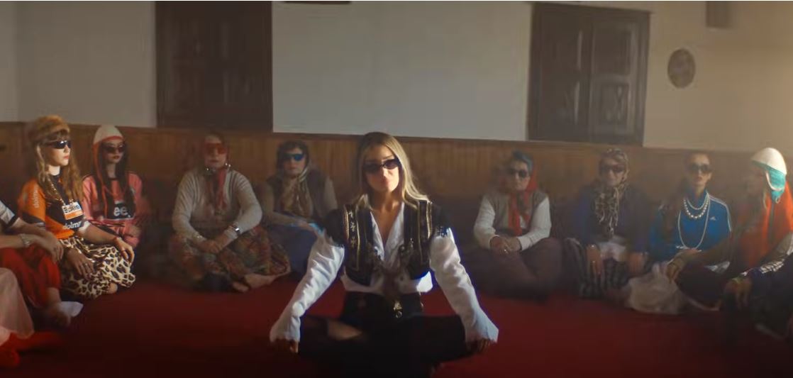 Elvana vjen ndryshe me këngën "Lumja toka" (VIDEO)