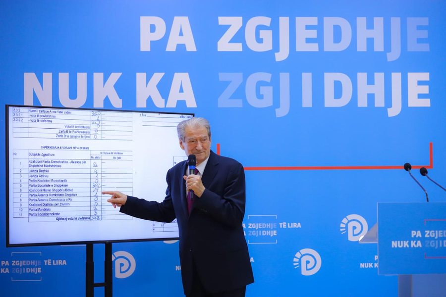Berisha: Me kallashnikov ne votë nuk mbrojmë, por kurrë s’do i njohim këto zgjedhje