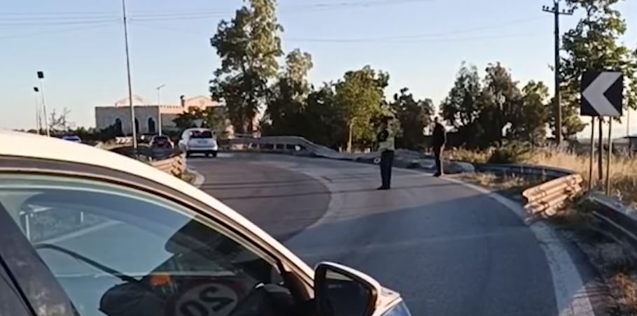 Aksident me vdekje në rrugën Fier-Lushnjë, humb jetën një i ri (VIDEO)