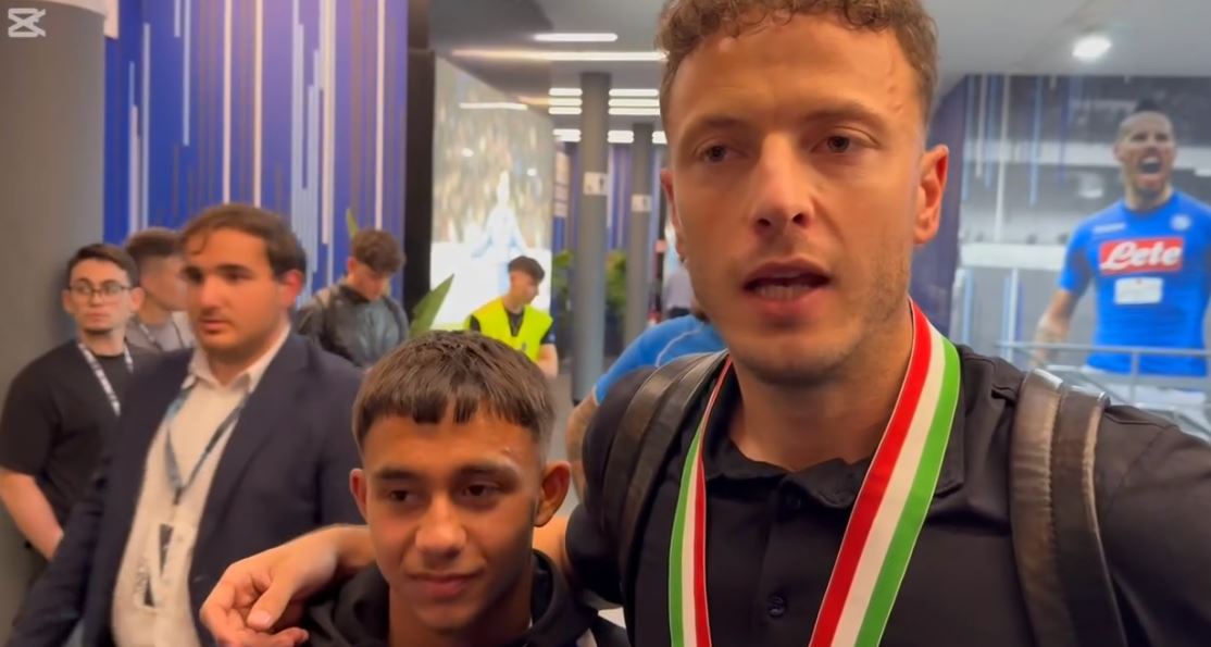 Artmotion ia realizoi ëndrrën Belginit, ai shfaqet i lumtur në mesin e lojtarëve të Napolit (VIDEO)