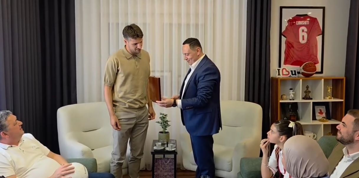Kryetari i Bujanocit porosit Gjimshitin: Duhet ta mposhtësh Serbinë (VIDEO)