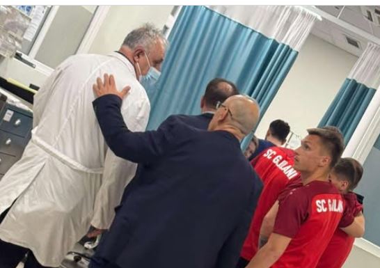 Lojtarët e Gjilanit dhe Agim Ademi në QKUK pranë Oltion Bilallit