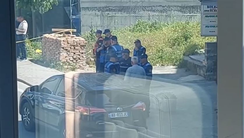 Të shtëna me armë zjarri në Laç, raportohet për tre të plagosur