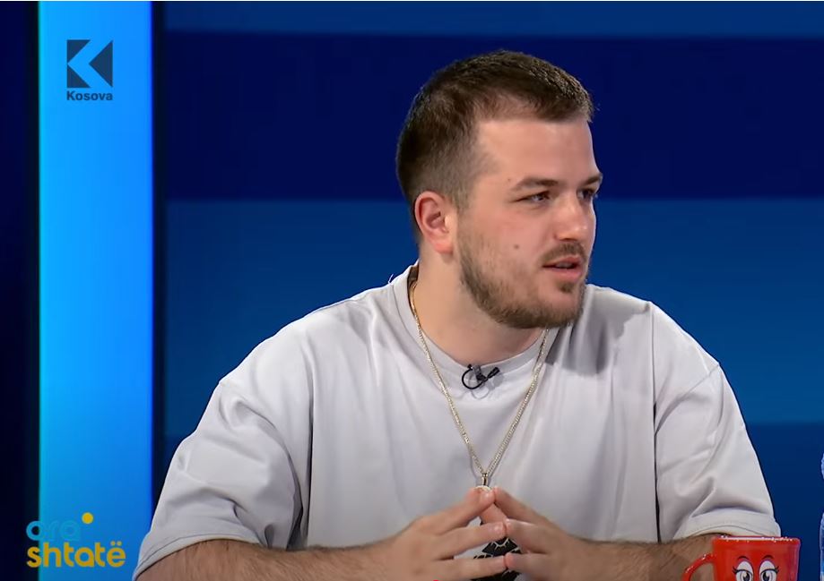 Tensione mbrëmë në ndeshjen Peja-Bashkimi: Tifozi godet lojtarin, arrestohet (VIDEO)