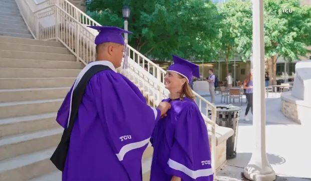Nënë e bir diplomojnë së bashku në Teksas në fundjavën e Ditës së Nënës
