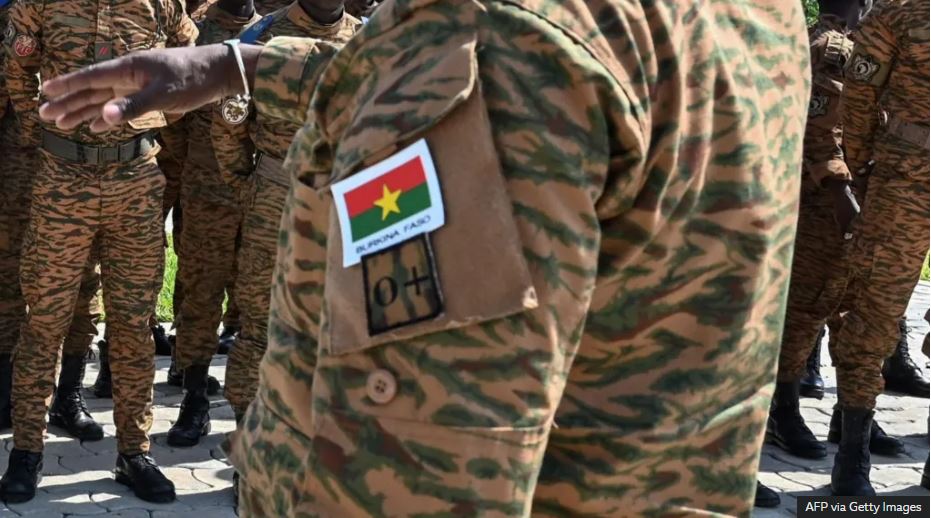 Ushtria e Burkina Faso akuzohet për vrasjen e mbi 100 civilëve në 'masakër'