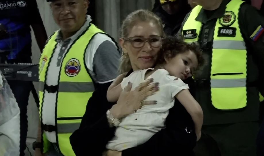 Kthehet në Venezuelë vajza e vogël që u mbajt në SHBA pas deportimit të prindërve