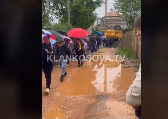 Nëpër baltë dhe gropa - kështu po shkojnë në shkollë nxënësit e “Mihal Grameno” aneksi 3