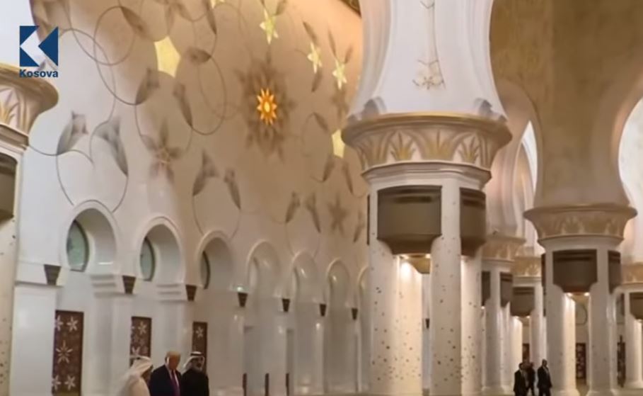 Vizita në EBA - Trump mahnitet me xhaminë që u mbyll për të (VIDEO)