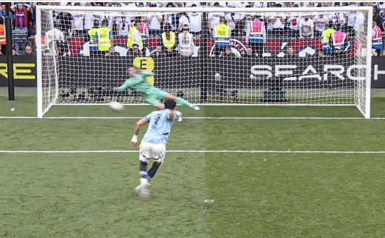 Haalandi i “gjymertë” ia jep penaltinë Marmoushit në finale, ai e huq