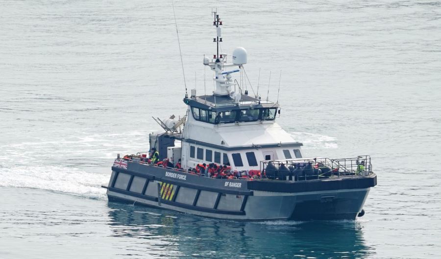 Një i vdekur dhe 60 të shpëtuar, pasi mbytet anija me emigrantë në Kanalin Anglez