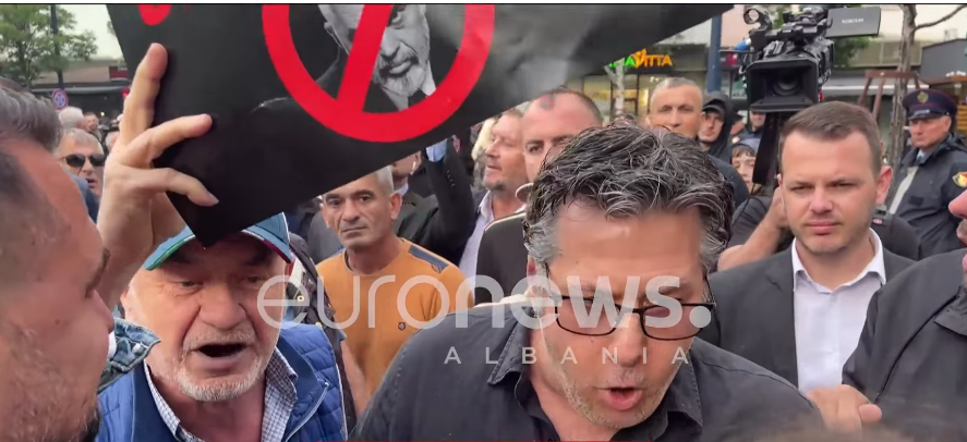 Demokratët në protestë sulmojnë gazetaren e Euronews Albania
