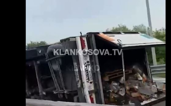 Vazhdon të jetë e bllokuar rruga në dalje të autostradës në Fushë-Kosovë