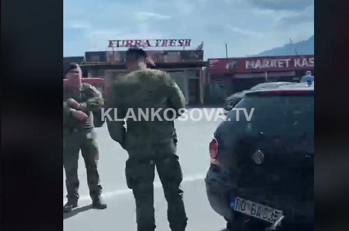 Aksidentohet autoblinda e KFOR-it me një veturë në Pejë
