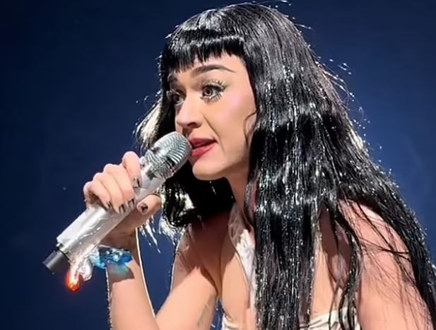 Katy Perryit i hapen reçipetat në mes të performancës gjatë koncertit në Las Vegas