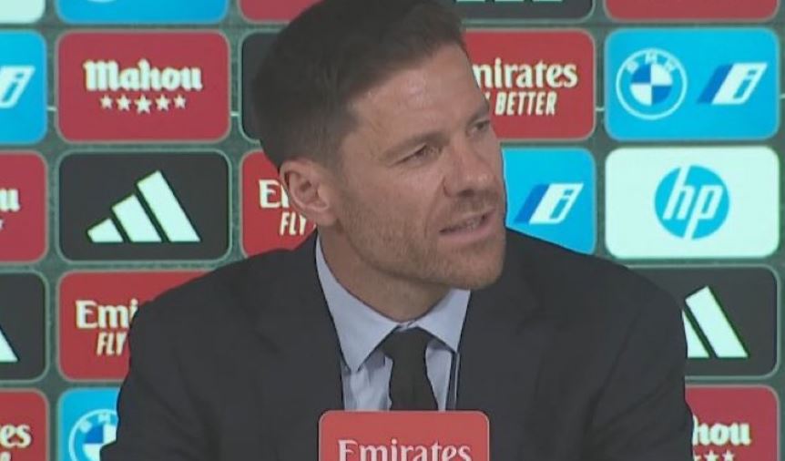 Xabi flet për pozicionin e Bellingham, derisa për Mbappe e Vini Jr. thotë se është me fat që i ka lojtarë
