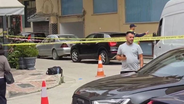 Aksident në Fier, 23-vjeçari përplas për vdekje të moshuarin