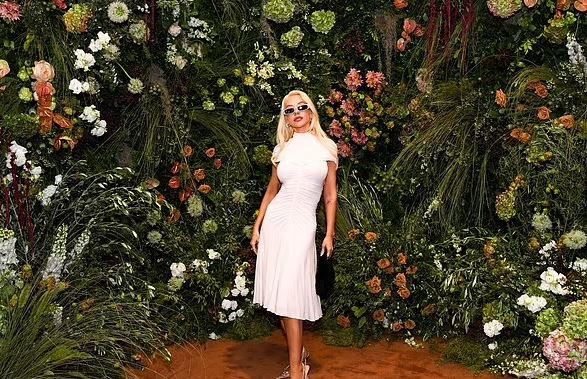 Christina Aguilera, mahnitëse në të bardha