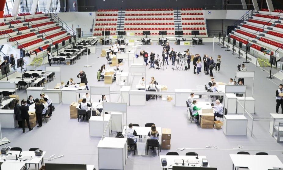 Përfundon numërimi i votave brenda Shqipërisë, nis përllogaritja e votave nga jashtë