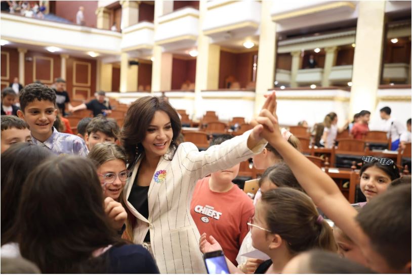 Në prag të 1 Qershorit, Kuvendi i Shqipërisë hap sot dyert për fëmijët, priten nga Elisa Spiropali