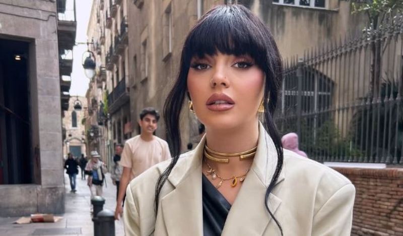 Fifi krejt stil, pozon në mes të rrugës