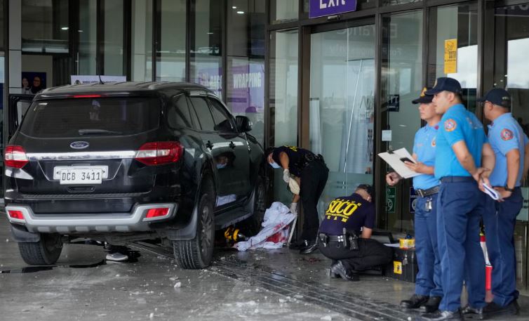Vetura përplaset në një aeroport të Filipineve, vdes katërvjeçarja dhe një burrë