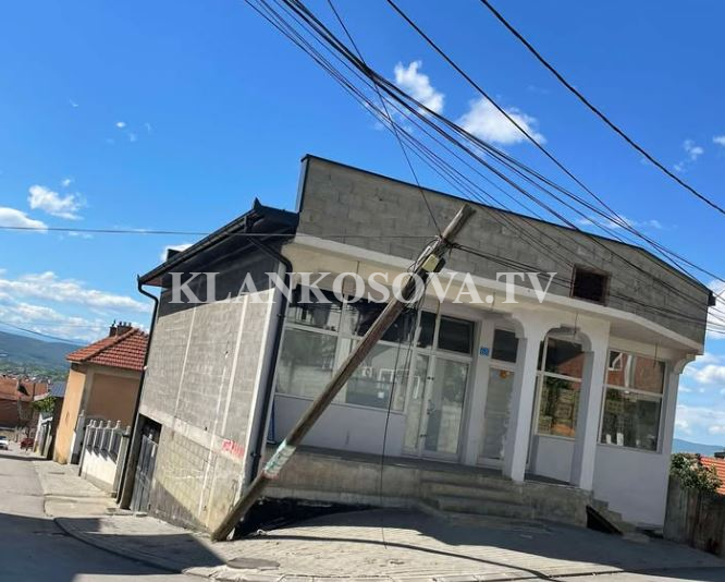 Shtylla elektrike e shtrembëruar në “Tusuz” të Prizrenit, rrezik për banorët