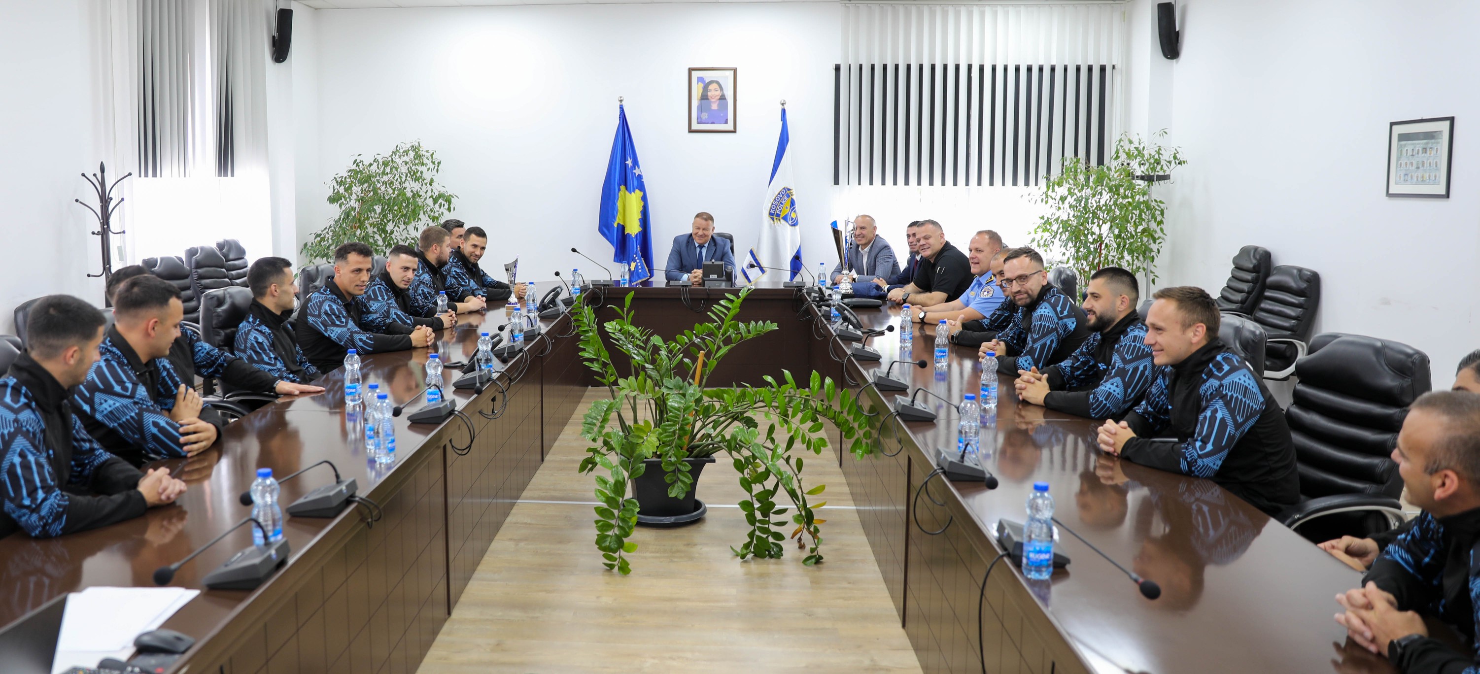 Ekipi i futbollit të Policisë së Kosovës, ia dorëzon drejtorit Hoxha trofeun e fituar në Greqi