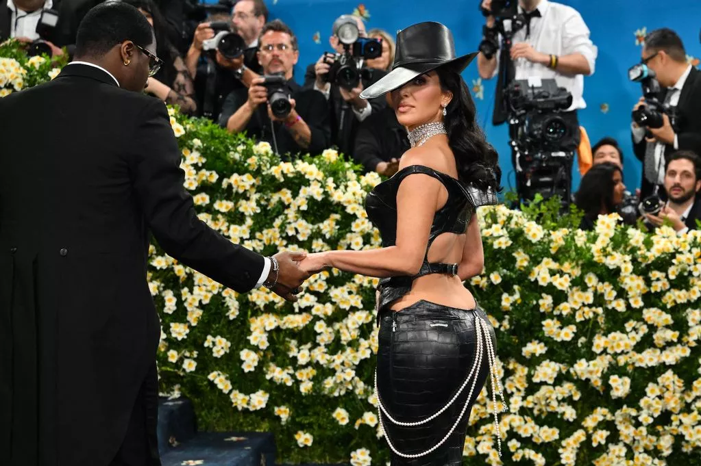 Sigurimi ia shkeli fustanin, kështu reagoi Kim Kardashian (VIDEO)