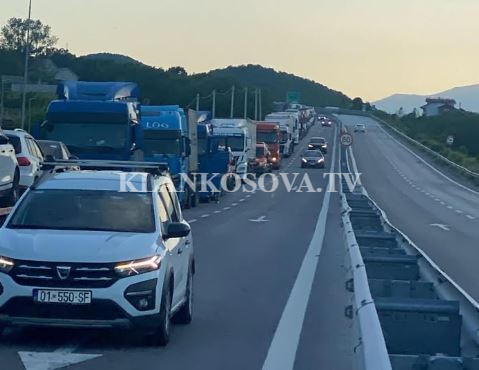 Krijohen kolona të gjata të kamionëve në Morinë (VIDEO)