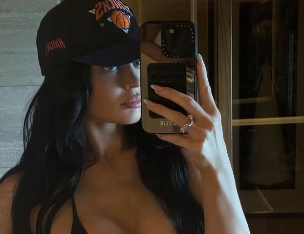 Kylie Jenner ia tregon të gjitha pasqyrës