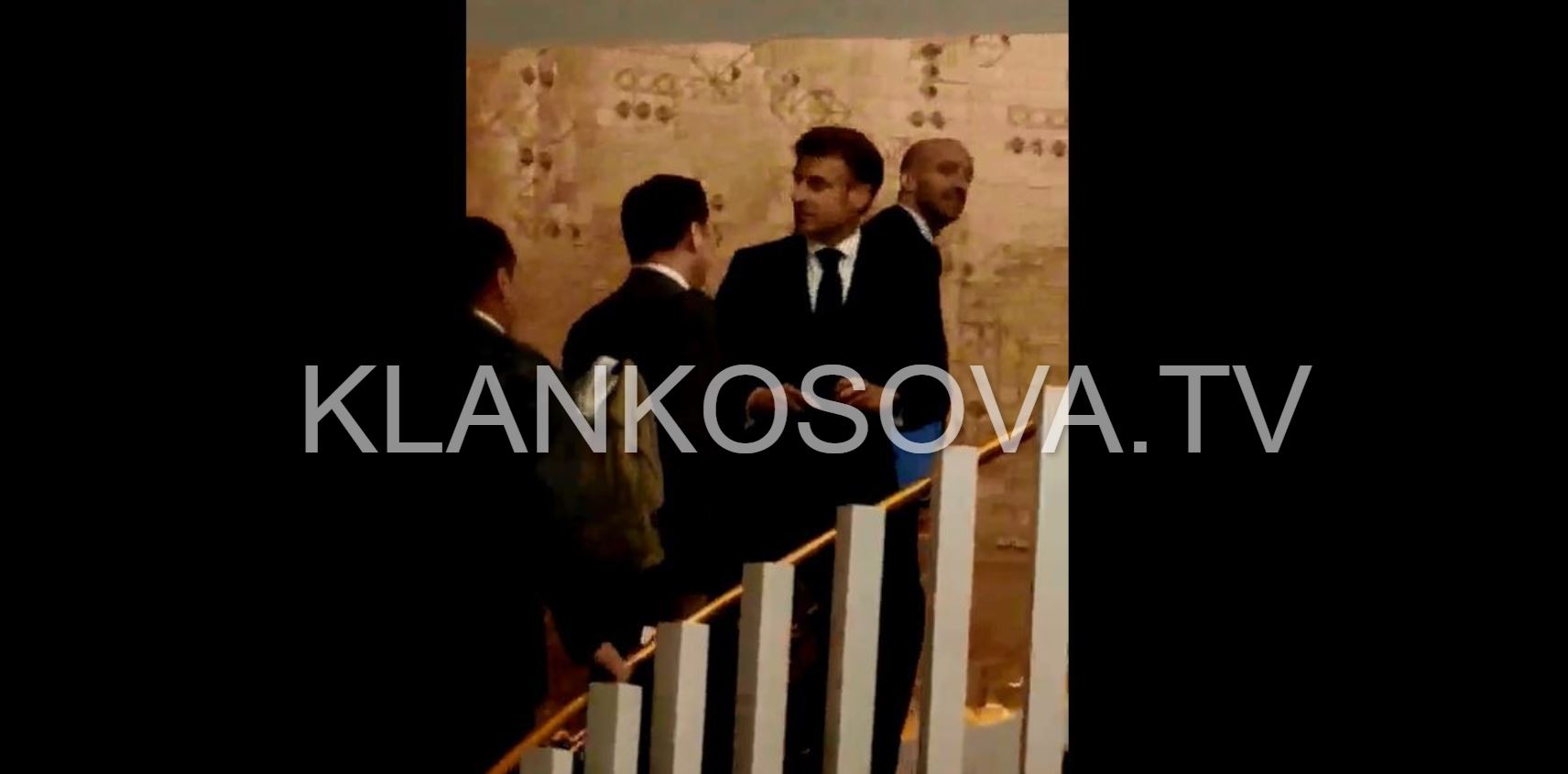 Pamje nga momenti kur Macron futet në hotelin ku po qëndron edhe sonte në Tiranë (VIDEO)