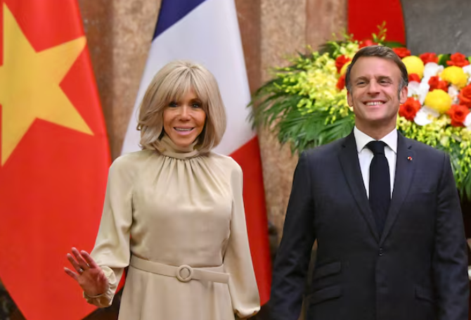 “Ishte moment afërsie”, Pallati Elysee mohon goditjen e Macronit nga gruaja