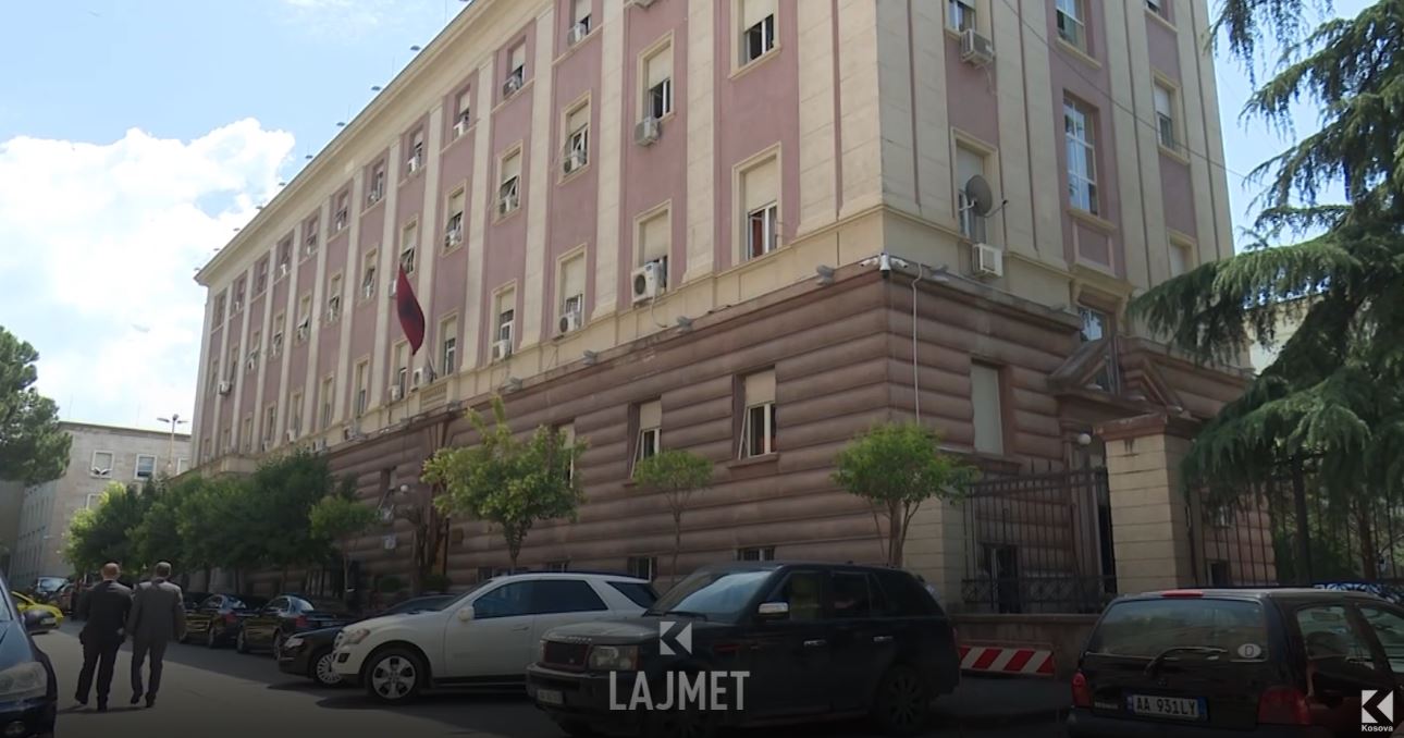 Kushtetuesja e Shqipërisë: Dështon Berisha, s’e largon deputetin e PS-së (VIDEO)