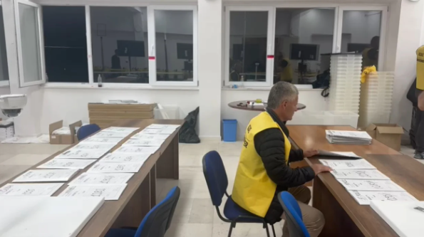 Numërohen 110 nga 275 kuti në qarkun e Beratit, vazhdon të kryesojë PS-ja
