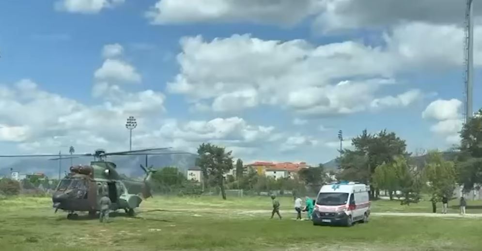Transportohet me helikopter drejt Tiranës prifti që ra nga çatia e kishës në Korçë