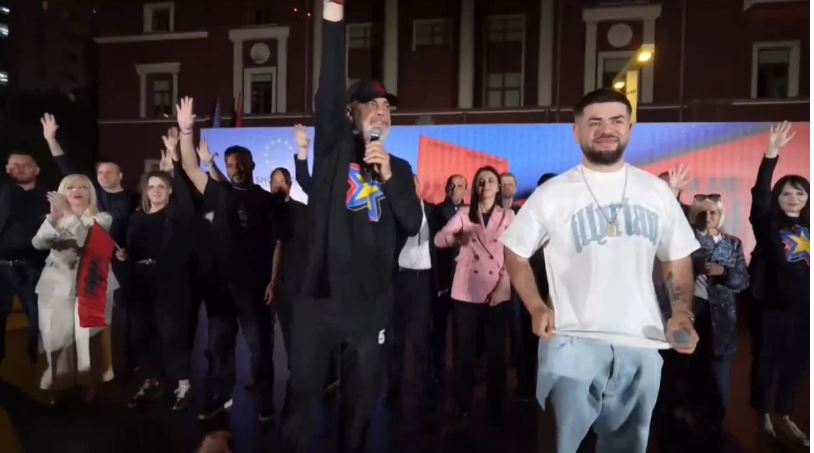 Rama kërkon vota edhe në Durrës, këndon me Noizyn në takimin përmbyllës të fushatës