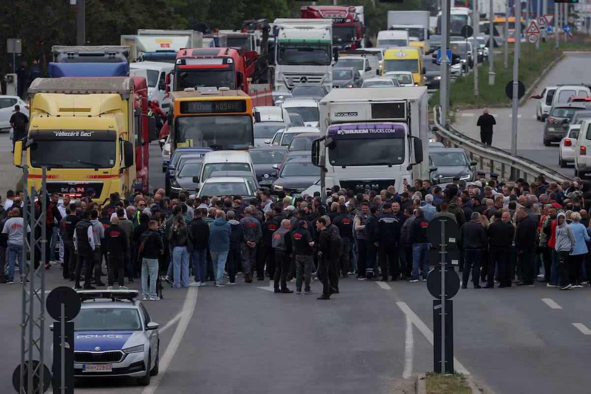 Bllokimi në Prishtinë bëhet lajm ndërkombëtar, Reuters raporton për protestën e bizneseve
